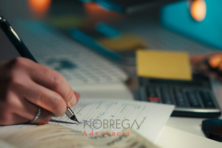 Calculadora e papel para cálculo de rescisão CLT em 2026